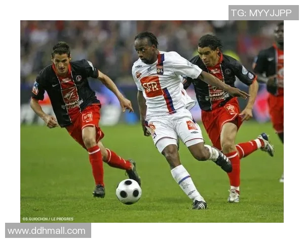 贝西与里昂首回合激战回顾双方表现及战术分析